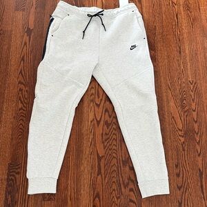 NWT men’s Nike Tech Joggers